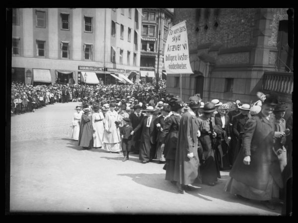 Vi er mange, og vi holdes utenfor – demonstrasjonstogets opprinnelse